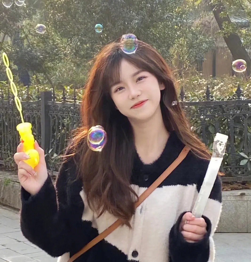 陛下，您的宠妃出道了